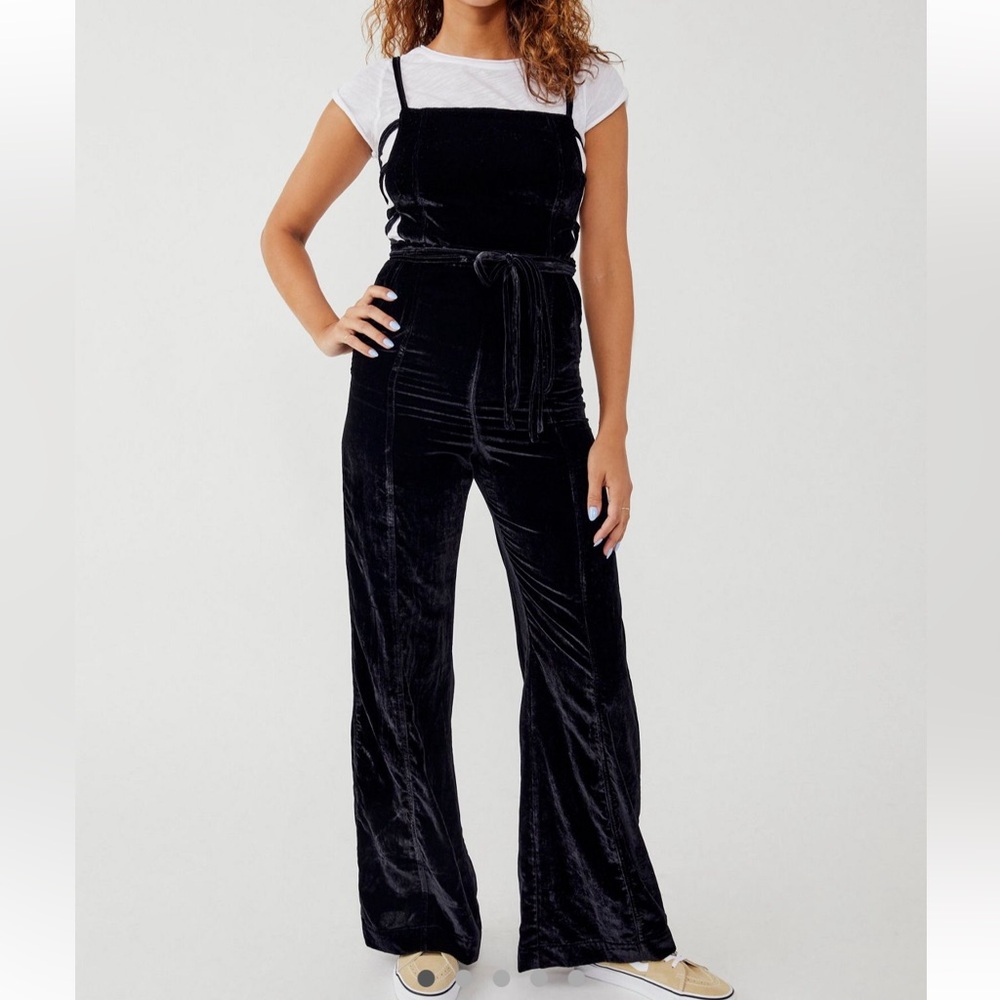NWT FREE PEOPLE FOREVER 90s BLACK VELVET OVERALLS Size XS - Picture 3 of 7
